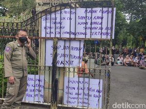 Warga Korban Lumpur Sidoarjo Geruduk Kantor Bupati Tuntut Sertifikat Tanah