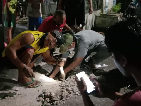 Warga Villa Dago Serua, Ciputat, Tangsel, menemukan ular piton sepanjang tiga meter.