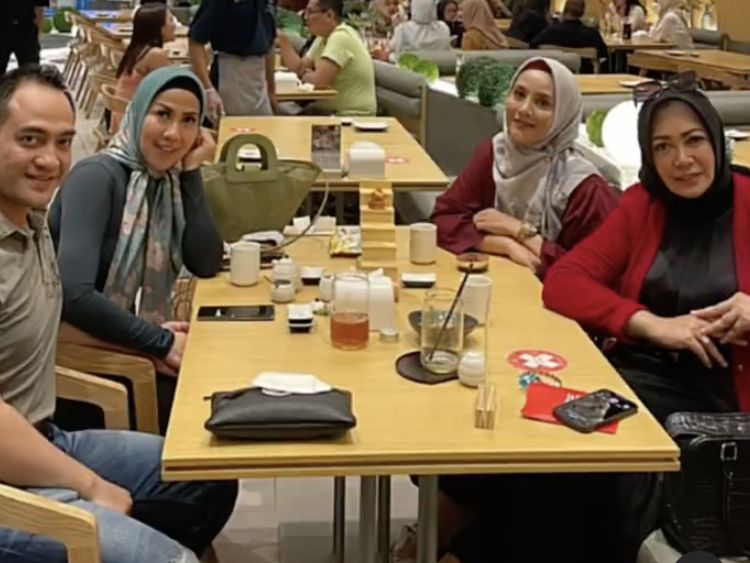 10 Potret Mesra Venna Melinda dan Ferry Irawan Saat Makan Bareng