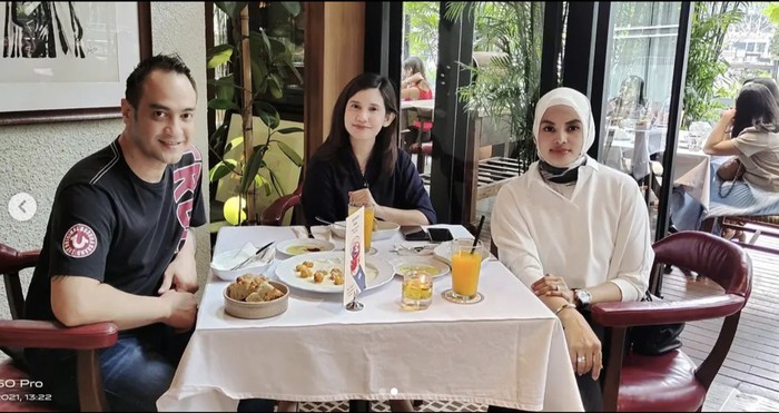 10 Potret Mesra Venna Melinda dan Ferry Irawan Saat Makan Bareng 10 Potret Mesra Venna Melinda dan Ferry Irawan Saat Makan Bareng