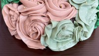 Wanita 49 tahun ini juga sibuk berbisnis kue. Ia membuka Vennas Cake yang fokus menjual kue-kue cantik dengan dekorasi buttercream bunga. Wah, siapa mau coba?