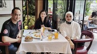 Sempatkan waktu untuk kumpul bersama teman-temannya, begini potret bahagia Ferry. Mereka sedang santap di restoran Italia. Friendship will never end, tulis Ferry di keterangan foto.