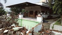 Meskipun penduduk di sekitarnya sudah pindah, masjid-masjid ini masih berdiri dan belum dirobohkan.