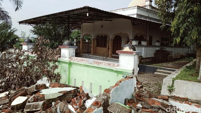 Empat masjid di Klaten terkena proyek jalan tol Yogya-Solo. Masjid-masjid tersebut masih berdiri dan belum dirobohkan.