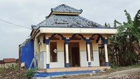 Masjid Al ikhlas masih berdiri meskipun rumah penduduk sudah rata dengan tanah. Masjid tersebut tampak terpencil karena jadi satu- satunya bangunan di sisa kampung.