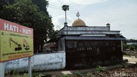 Masjid Nur Hidayah, Dusun Ronggo Lanang, Desa Kranggan, Kecamatan Polanharjo masih tetap berdiri meskipun rumah penduduk sudah rata. Di dekatnya pembuatan tiang tol mulai dikerjakan.