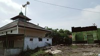 Di Dusun Mendungan, Desa Kapungan, Kecamatan Polanharjo, Masjid At- Taqwa juga masih berdiri di tengah sisa puing rumah penduduk.