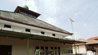 Masjid di tepi jalan itu masih dirawat dengan baik karena tidak semua penduduk pindah.