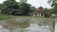 Di Dusun Pasekan, Desa Ngabeyan, Kecamatan Karanganom, Masjid Ar- Rohman masih berdiri megah meskipun sebagian besar rumah warga sudah ditinggalkan. Masjid tampak masih terawat karena ada delapan KK yang tersisa tak kena proyek tol.