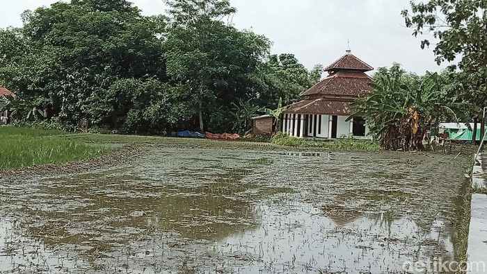 4 Masjid di Klaten Ini Diterjang Proyek Tol Yogya-Solo Empat masjid di Klaten terkena proyek jalan tol Yogya-Solo. Masjid-masjid tersebut masih berdiri dan belum dirobohkan.