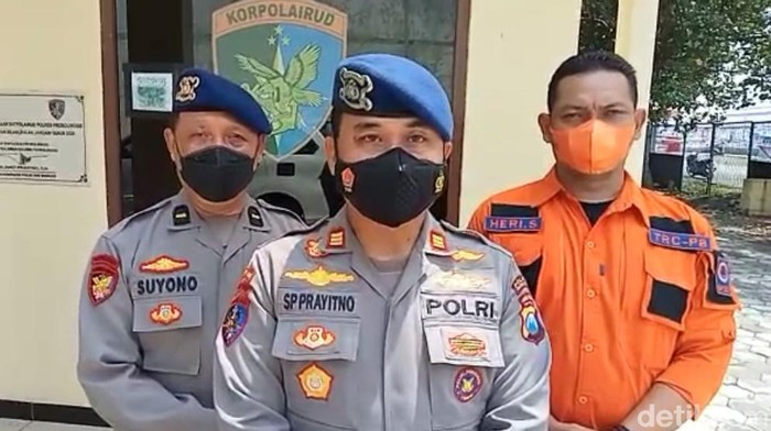 ABK pencari ikan di Probolinggo dinyatakan hilang usai terjatuh ke laut. Proses pencarian dilakukan oleh Satpol Air Polres Probolinggo.