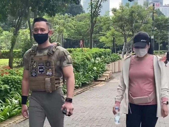 AHY mengenakan rompi militer dan istrinya, Annisa Pohan, olahraga pagi di kawasan GBK, Jakarta, Jumat (28/1/2022).