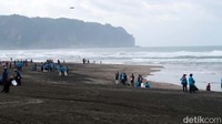 Kegiatan itu diisi dengan aksi bersih-bersih Pantai Parangkusumo, Bantul.