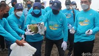 Tampak Menteri Kelautan dan Perikanan RI Sakti Wahyu Trenggono dan Bupati Bantul ikut mengambili sampah di pinggir pantai.