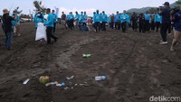 Program ini mengajak warga untuk mencintai laut dengan tidak membuang sampah di pantai dan laut.