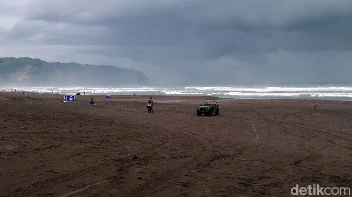 Kabupaten Bantul menjadi lokasi kick off program bulan cinta laut. Menteri Kelautan dan Perikanan Sakti Wahyu Trenggono ikut membersihkan sampah di Pantai Parangkusumo, Bantul.