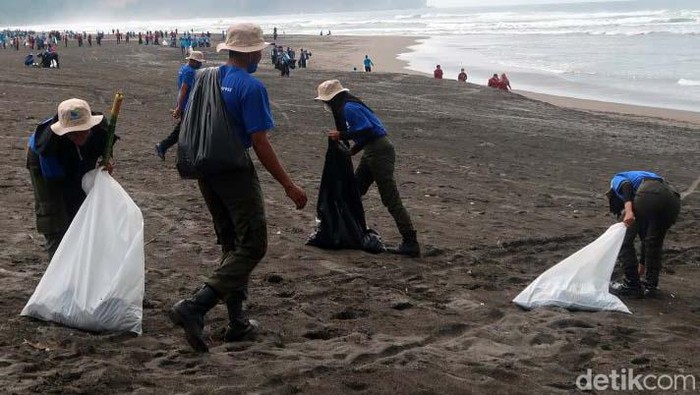 Aksi Bersih-bersih Pantai Bantul di Bulan Cinta Laut Kabupaten Bantul menjadi lokasi kick off program bulan cinta laut. Menteri Kelautan dan Perikanan Sakti Wahyu Trenggono ikut membersihkan sampah di Pantai Parangkusumo, Bantul.