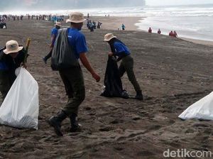 Aksi Bersih-bersih Pantai Bantul di Bulan Cinta Laut