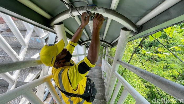 Aksi Pasukan Kuning Ganti Lampu Penerangan di JPO Daan Mogot Pasukan kuning dari Suku Dinas Bina Marga Jakarta Barat melakukan perawatan JPO Daan Mogot. Perawatan yang dilakukan yakni mengganti lampu penerangan di JPO.