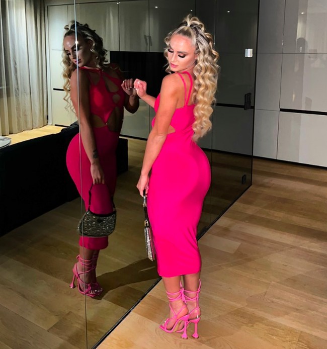 Di luar lapangan, Alisha lebih sering tampil dengan gaya glamour. Inilah penampilan seksi mirip Barbie dengan barang fashion serba pink. Foto: dok. Instagram/@alishalehmann7