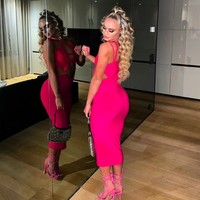 Di luar lapangan, Alisha lebih sering tampil dengan gaya glamour. Inilah penampilan seksi mirip Barbie dengan barang fashion serba pink. Foto: dok. Instagram/@alishalehmann7