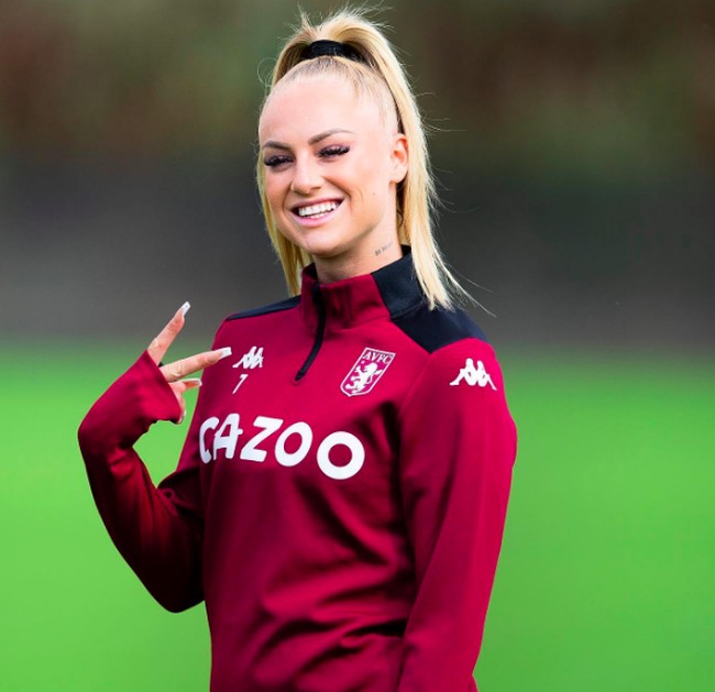 Alisha Lehmann merupakan pesepak bola asal Swiss yang didapuk sebagai oleh klub bola Inggris Aston Villa. Dia dijuluki sebagai pesepak bola ‘Barbie’ karena terlalu cantik untuk jadi atlet bola. Foto: dok. Instagram/@alishalehmann7