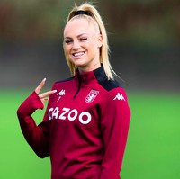 Alisha Lehmann merupakan pesepak bola asal Swiss yang didapuk sebagai oleh klub bola Inggris Aston Villa. Dia dijuluki sebagai pesepak bola ‘Barbie’ karena terlalu cantik untuk jadi atlet bola. Foto: dok. Instagram/@alishalehmann7