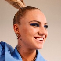 Punya wajah cantik, sang pesepak bola pun didapuk menjadi brand ambassador untuk merek kosmetik Zalando. Dan inilah penampilan Alisha dalam iklan kecantikan tersebut. Foto: dok. Instagram/@alishalehmann7