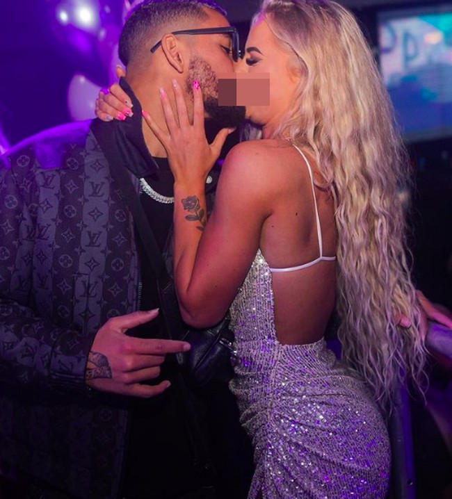 Alisha Lehmann baru-baru ini jadi sorotan karena memamerkan foto ciuman dengan pesepak bola Douglas Luiz. Douglas merupakan pesepak bola yang juga berada di tim Aston Villa. Foto: dok. Instagram/@alishalehmann7