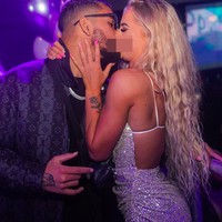 Alisha Lehmann baru-baru ini jadi sorotan karena memamerkan foto ciuman dengan pesepak bola Douglas Luiz. Douglas merupakan pesepak bola yang juga berada di tim Aston Villa. Foto: dok. Instagram/@alishalehmann7