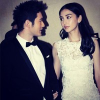 Setelah berbagai macam spekulasi selama bertahun-tahun, Angelababy dan Huang Xiaoming akhirnya mengumumkan kabar perceraian mereka. “Bersyukur atas segala yang terjadi di masa lalu, kami masih keluarga di masa mendatang,” tulis Angelababy dan Huang di akun Weibo mereka masing-masing. Foto: Instagram/@angelababyct