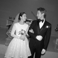 Serba sederhana, Kim Tae Hee menghelat acara pernikahannya di sebuah katedral. Dia dan suaminya Rain bahkan tak merencanakan bulan madu. Saat menikah, pemegang gelar Fashion Design dari Seoul National University itu memakai gaun pernikahan rancangan stylist-nya. Foto: dok Rain Company