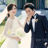 Lee Bo Young menolak tawaran sejumlah brand dan memilih gaun pengantin rancangan sahabatnya Ji Choon Hee. Selama ini, dia kerap menunjukkan dukungan untuk sang desainer dengan menghadiri peragaan busananya. Gaun itu pun diberikan sebagai hadiah pernikahan untuknya. Foto: dok J-Wide Company