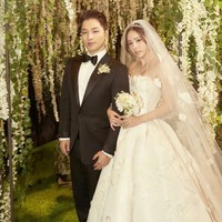 Selama prosesi akad, Min Hyo Rin memakai gaun pengantin dengan detail bunga yang disulam. Gaunnya itu merupakan koleksi Oscar de la Ranta Fall 2018. Istri dari Taeyang BIGBANG itu kemudian memakai gaun koleksi Jenny Packham saat resepsi. Foto: dok YG Entertainment
