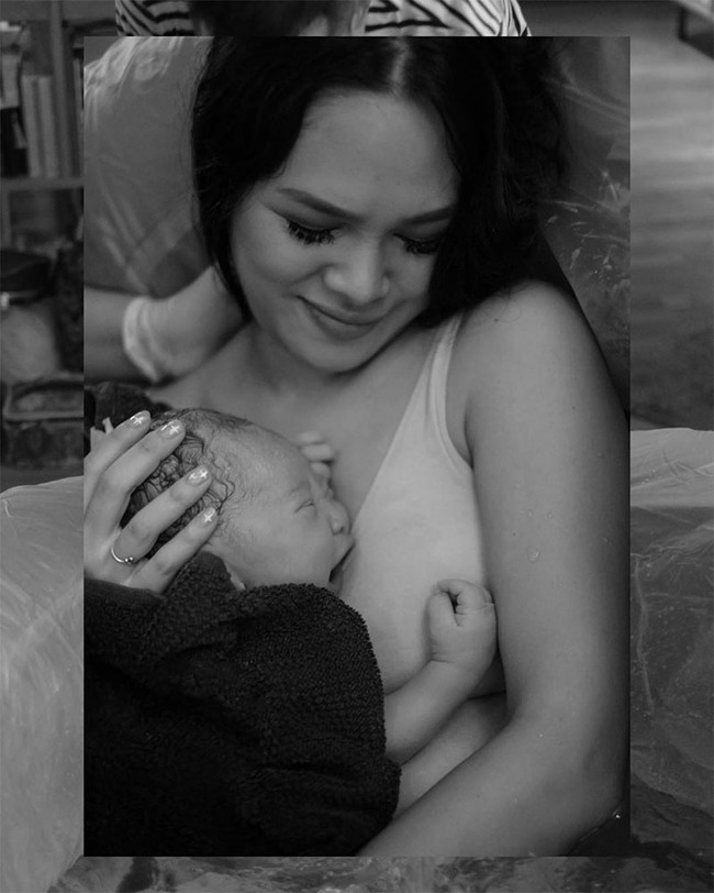 Melahirkan dengan metode water birth di rumah, Andien Aisyah pun melakukan kontak skin to skin dengan anak keduanya, Anaku Tarisma Jingga. Skin to skin dapat membuat bayi merasa nyaman dan aman setelah terlahir ke dunia. Foto: Instagram