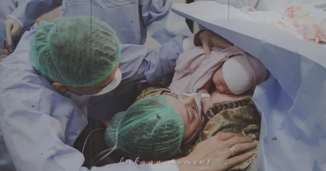 Asmirandah melahirkan bayi pertamanya yang telah dinanti-nanti selama tujuh tahun. Momen haru pun terpancar saat ia melakukan skin to skin dengan Baby Chloe Emmanuelle Van Wattimena. Foto: Instagram