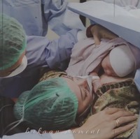 Asmirandah melahirkan bayi pertamanya yang telah dinanti-nanti selama tujuh tahun. Momen haru pun terpancar saat ia melakukan skin to skin dengan Baby Chloe Emmanuelle Van Wattimena. Foto: Instagram