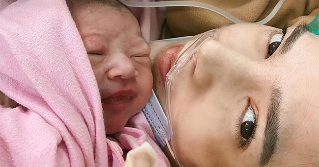 Alice Norin melahirkan anak keduanya, Alana Naira Lawi, pada 9 September 2020. Ia pun memamerkan momen skin to skin saat Baby Alana baru lahir lewat operasi caesar. Foto: Instagram