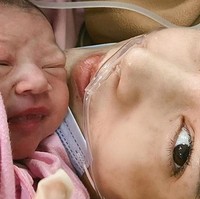 Alice Norin melahirkan anak keduanya, Alana Naira Lawi, pada 9 September 2020. Ia pun memamerkan momen skin to skin saat Baby Alana baru lahir lewat operasi caesar. Foto: Instagram