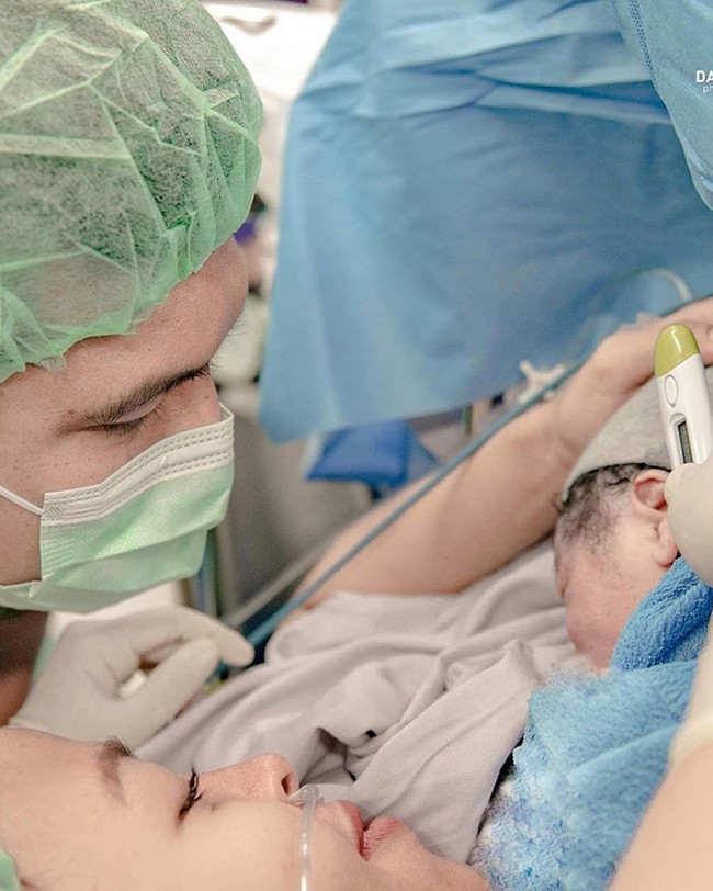 Momen skin to skin yang sangat manis diperlihatkan Tantrik Kotak sesaat setelah kelahiran putranya Kadenza Tanarda pada 20 Februari 2020. Foto: Instagram