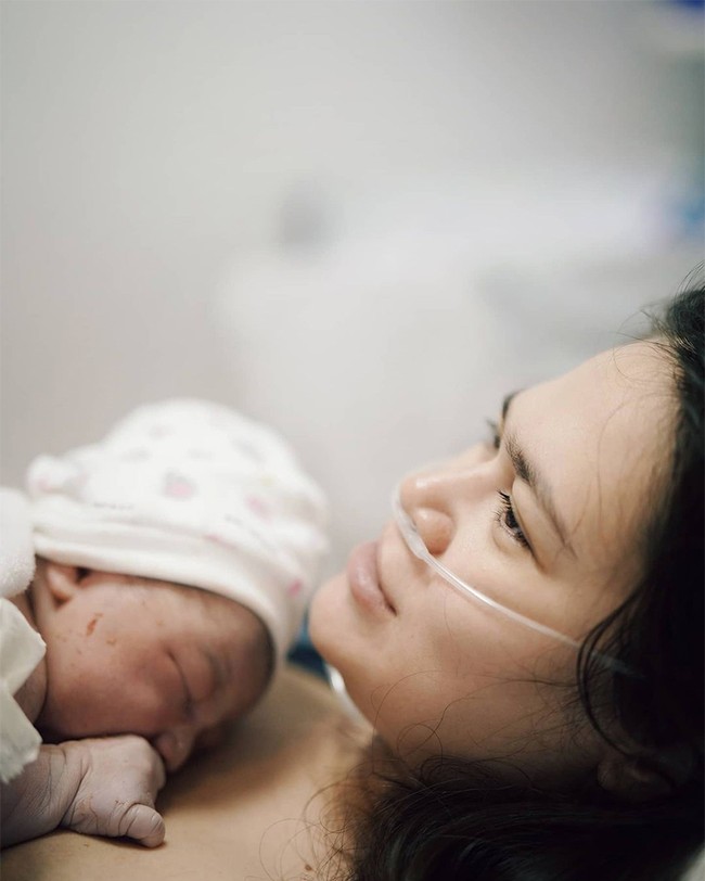 Anak kedua Sabai Dieter Morscheck lahir pada 28 Oktober 2020 dan diberi nama Curtis Ziggy Mars Morscheck. Sang buah hati langsung mendapat perawatan skin to skin setelah persalinan VBAC (Vaginal Birth After Caesarean). Foto: Instagram