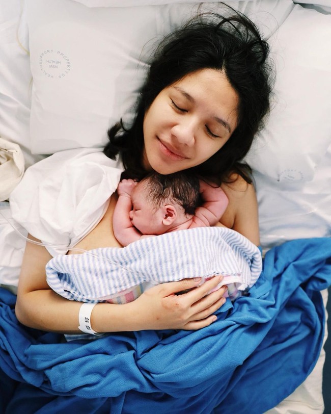 Skin to skin dikenal juga dengan perawatan kanguru yang memberikan banyak manfaat kesehatan bagi bayi baru lahir maupun ibu. Praktik ini diikuti Acha Sinaga ketika melahirkan putra pertamanya, Lucas Ambarita, pada 10 Maret 2020. Foto: Instagram