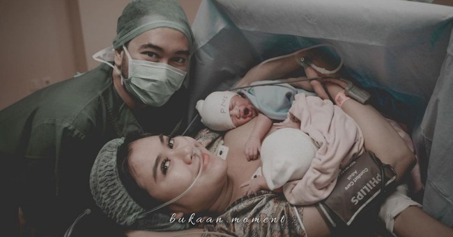 Kehangatan tubuh ibu bisa membantu bayi yang baru lahir terhindari dari kematian sebesar 36 persen lewar skin to skin. Seperti yang dilakukan Syahnaz Sadiqah kepada dua bayi kembarnya, Zayn dan Zunaira, yang lahir pada 3 Januari 2020. Foto: Instagram