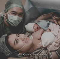 Kehangatan tubuh ibu bisa membantu bayi yang baru lahir terhindari dari kematian sebesar 36 persen lewar skin to skin. Seperti yang dilakukan Syahnaz Sadiqah kepada dua bayi kembarnya, Zayn dan Zunaira, yang lahir pada 3 Januari 2020. Foto: Instagram