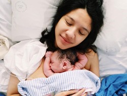 8 Momen Indah Artis Indonesia Skin to Skin dengan Buah Hati Tersayang