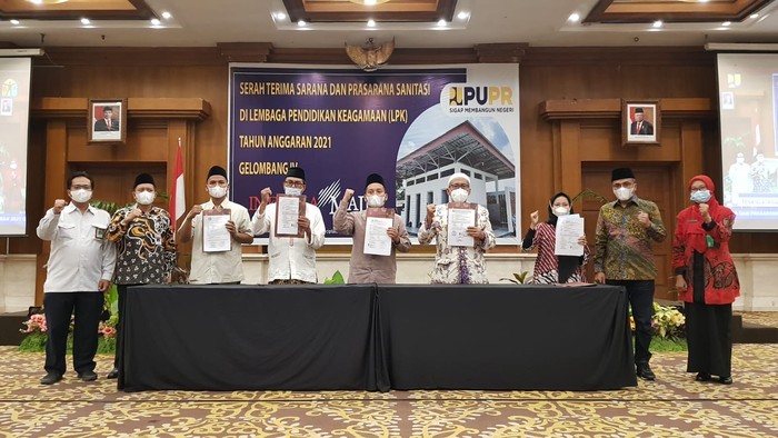 Secara simbolik, Arwani menyerahkan sarana prasarana sanitasi kepada 101 pondok pesantren di 4 Kabupaten di Jawa Tengah yakni Pati, Rembang, Blora dan Grobogan.