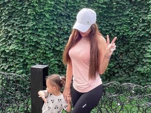 Pose Aura Kasih Cari Papa Baru Jadi Sorotan