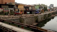 Bangunan liar yang berada di bantaran Sungai Cikapundung Kolot, Kelurahan Gumuruh, Kecamatan Batununggal, Kota Bandung, ditertibkan, Jumat (28/1/2022). Tidak tampak perlawanan warga.