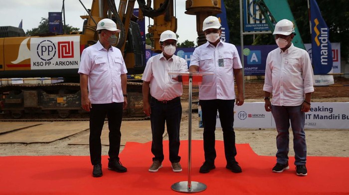 Bank Mandiri tengah membangun Gedung IT Mandiri Bumi Slipi. Gedung ini sebagai infrastruktur penunjang layanan digital terpadu.
