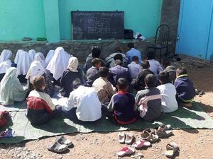 Bantuan Afghanistan Diperluas, Taliban Diminta Izinkan Perempuan Bersekolah